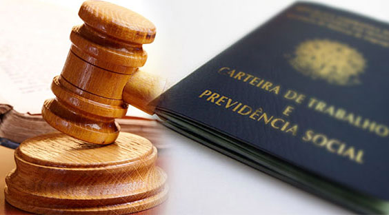 martelo de juiz e carteira de trabalho